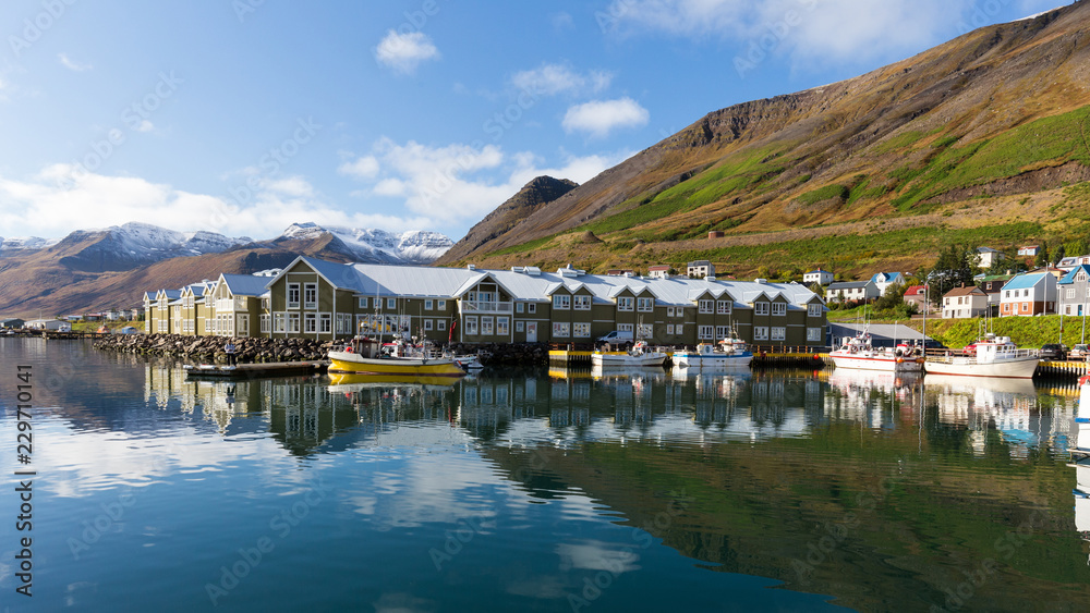 Island, Häuser am Hafen von Siglufjördur