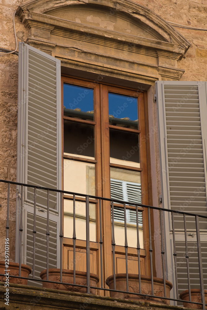 Windows with reflection
Window of a historic building with a reflection of another building

Finestra con riflessi 
Finestra di uno storico palazzo con riflesso un altro edificio