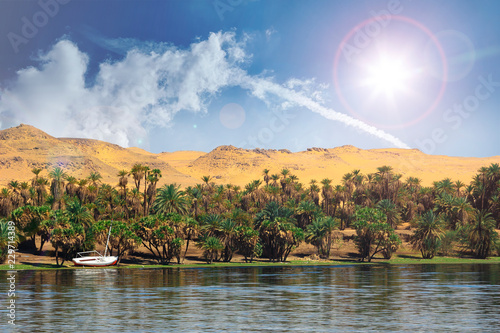 Gestrandetes Schiff auf dem Nil in Ägypten photo