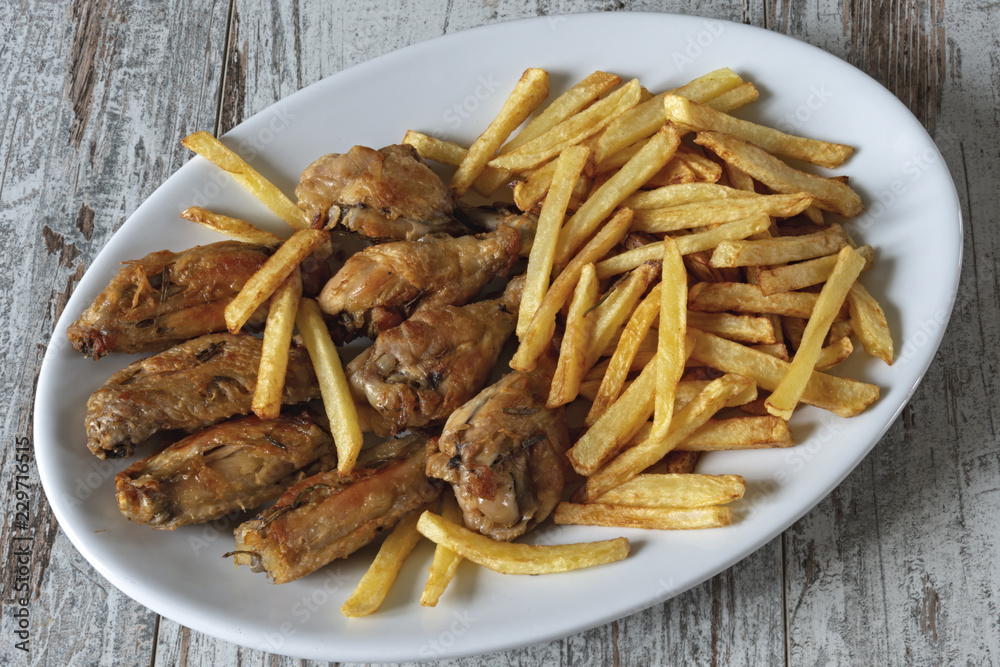 Piatto Ovale Ali Di Pollo Arrosto Con Patatine Fritte Dall Alto Stock Photo Adobe Stock