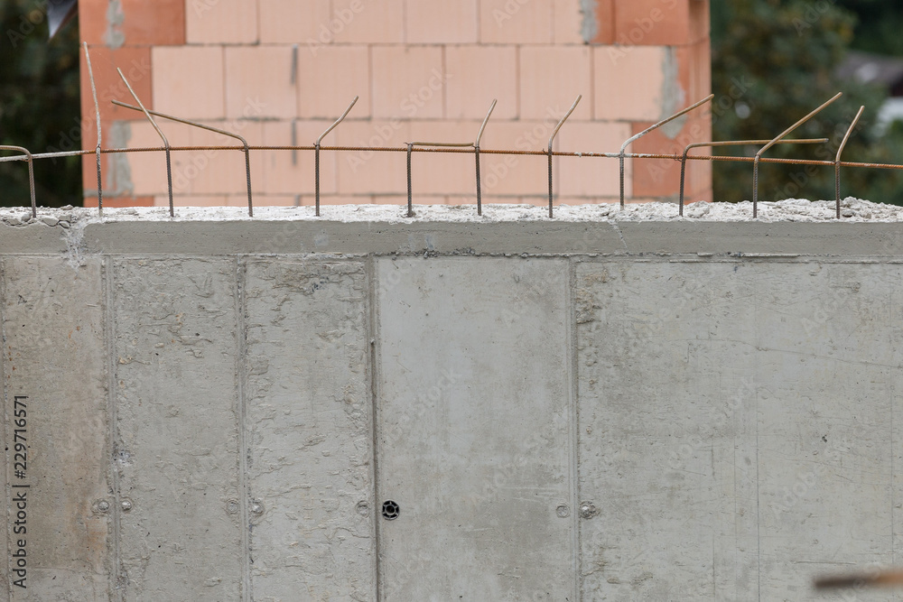 Details einer gegossenen Betonwand mit Moniereisen Details einer gegossenen Betonwand mit Moniereisen