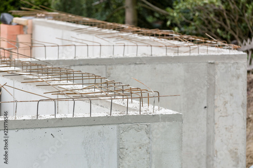 Gegossene Betonwand auf einer Baustelle mit Armiereisen photo