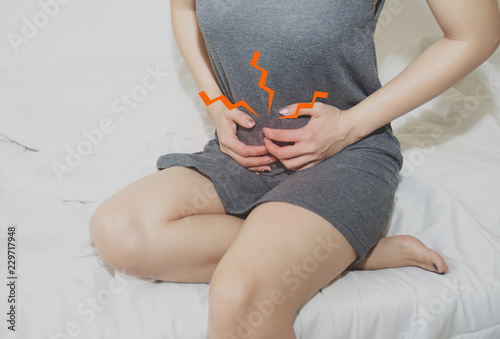 Asian girl has abdominal pain.When is menstruation.Catch his stomach.Women have bladder pain.