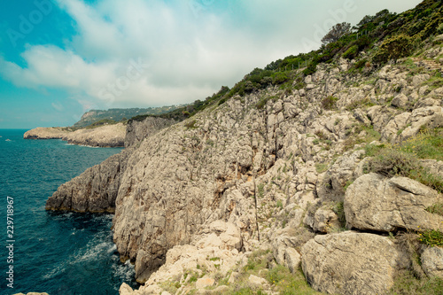 Sentiero die Fortini ist ein wunderschöner Wanderpfad mit einigen kleinen Festungsruinen, der sich an der Westküste der Insel Capri entlangschlängelt. photo