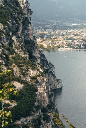 Blick von Regina Mundi auf die Sentiero del Ponale und Riva del Garda am Gardasse photo