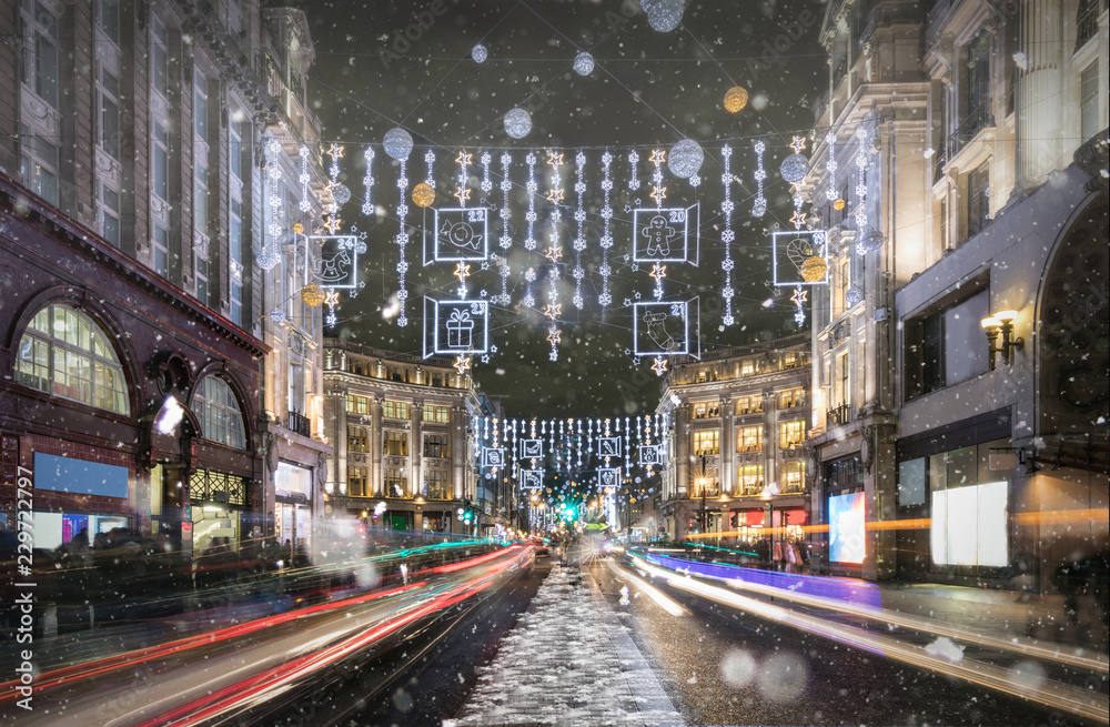 Einkaufsstraße in London mit festlicher Beleuchtung zu Weihnachten, Großbritannien Einkaufsstraße in London mit festlicher Beleuchtung zu Weihnachten, Großbritannien