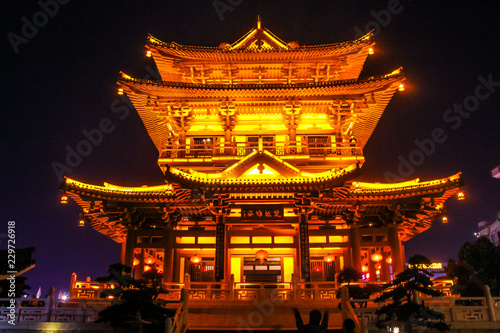 Illumination d'un temple chinois à Guilin