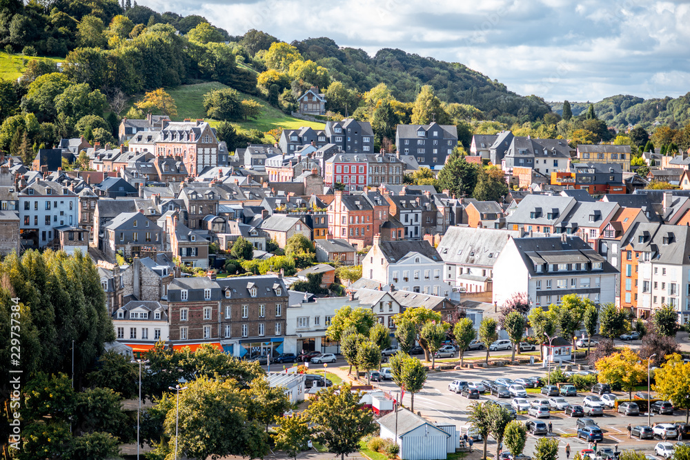 Φωτογραφία Aerial view on the hill and old buildings in Honfleur, famous french town in Nor