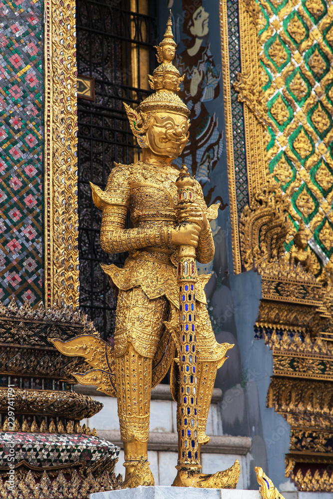 Fototapeta premium Golden Yak at Phra Mondop