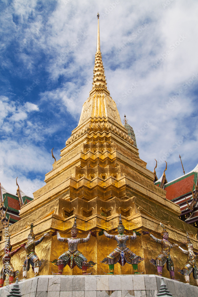 Fototapeta premium Northern Golden Chedi at Wat Phra Kaew