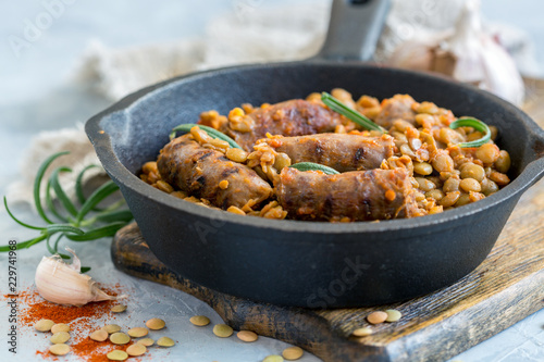 Spicy green lentils with sausages.
