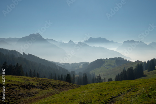 Bergpanorama im Spätherbst: Auf der Vorderen Höhe mit Blick auf die Glarner Alpen