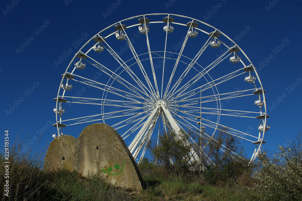 Fototapeta premium grande roue abandonnée dans le sud de la france