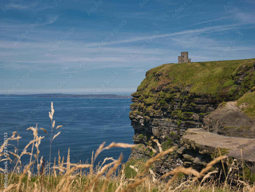 Blick auf das Kliff und den Turm am Cliff of Moher