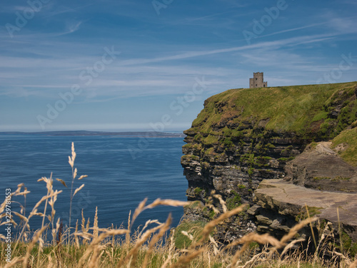 Blick auf das Kliff und den Turm am Cliff of Moher