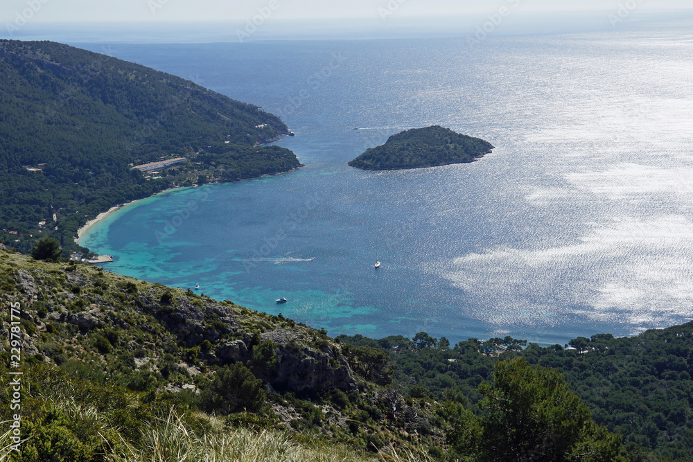 Spanien Mittelmeer Mallorca Strand Panorama Küste Steilküste Klippen Berge Meer Bucht 