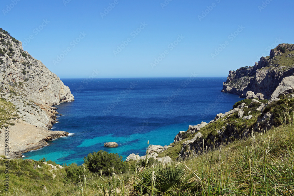 Spanien Mittelmeer Mallorca Strand Panorama Küste Steilküste Klippen Berge Meer Bucht 