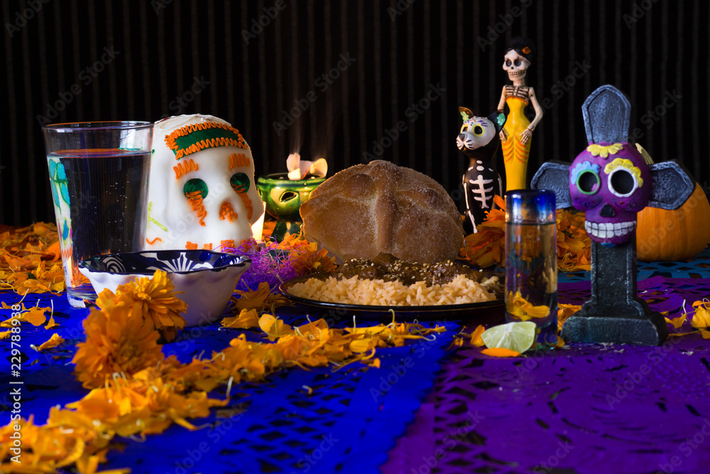 Ofrenda de día de muertos. Con calavera de azúcar, pan de muerto y platillo  tradicional mexicano 6 foto de Stock | Adobe Stock