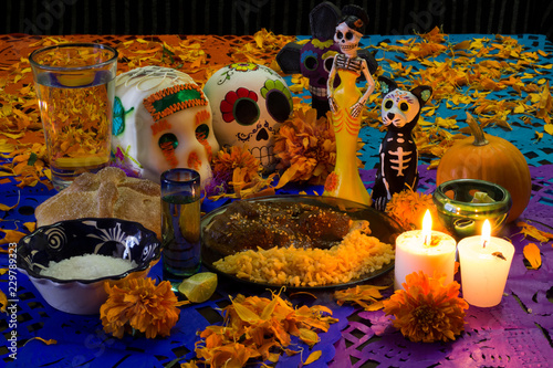 Ofrenda de día de muertos. Con calavera de azúcar, pan de muerto y platillo tradicional mexicano 5