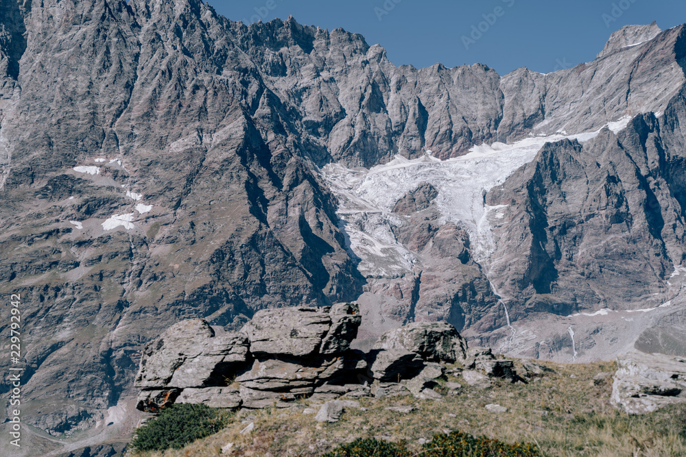 Glaciar de hielo en una montaña de los alpes Italianos