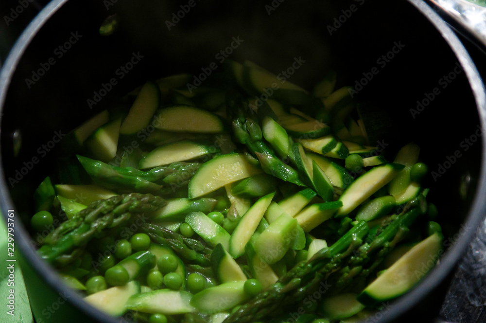 casserole de courgettes, asperges et petit poids casserole de courgettes, asperges et petit poids