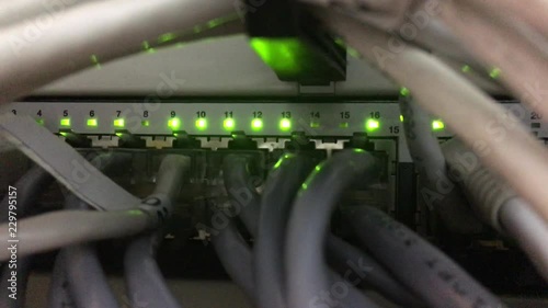 Equipo de red con puertos RJ45 en funcionamiento.