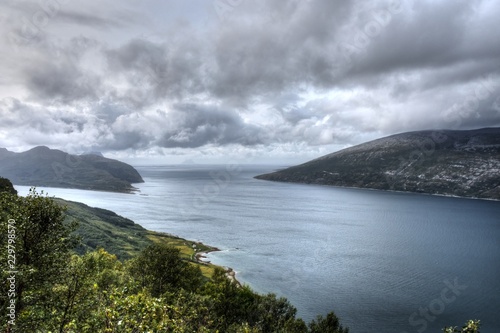 Nesna, Bratland, Fjord, Sjona, Norwegen, Nordland, Fv17, Fv 17, Küstenstraße, Kystriksveien, Pollatinden, Berg, Birke, Birgen, Stamm, Straße, Haus, Dorf, Insel photo