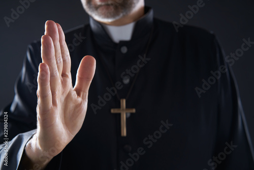 Quadro em tela Pirest hand blessing closeup with cross