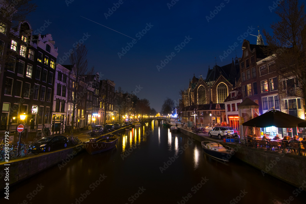 Canal nocturno de Amsterdam