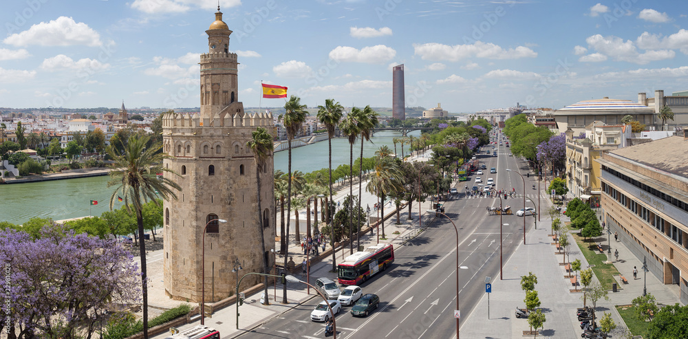 Obraz premium Vista del Paseo de Colón de Sevilla, con la Torre del Oro y el río Guadalquivir