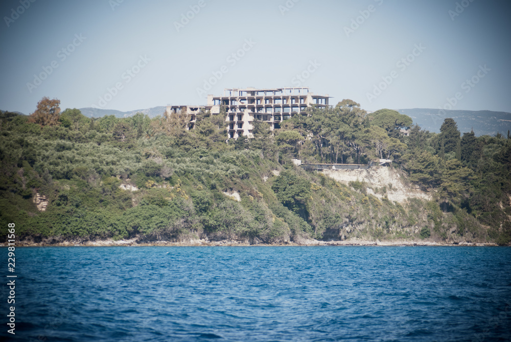 Naklejka premium opuszczony hotel na wzgórzu