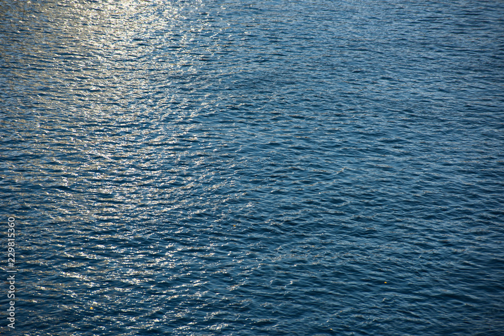 Obraz premium Beautiful water surface with a trace from the sun
