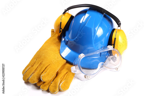 Niebieski kask ochronny z ochronnikami słuchu goglami ochronnymi i rękawicami roboczymi