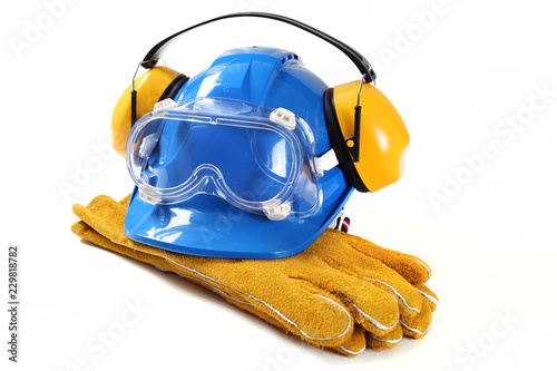 Sprzęt ochronny dla pracownika zawierający niebieski kask ochronniki słuchu gogle ochronne i rękawice robocze