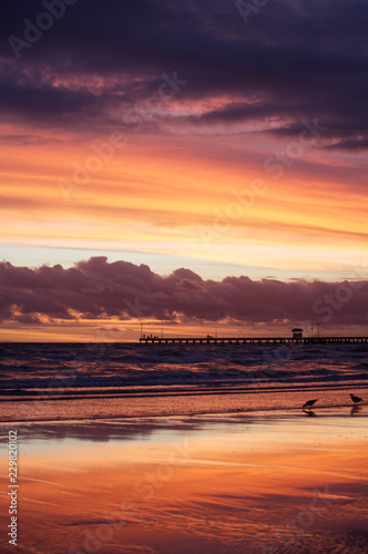 Obraz na płótnie Purple and Orange Sunset Over the sea w salonie