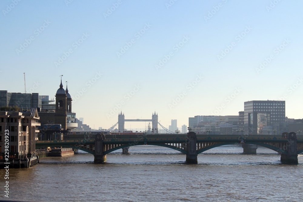 Fototapeta premium Panoramablick über die Themse in London.