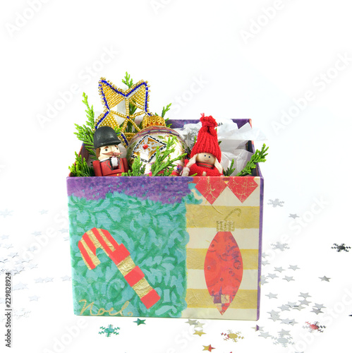 Obraz na płótnie Christmas decorations in a box w salonie