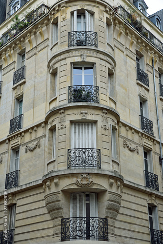 Immeuble de caractère à tourelle à Paris, France