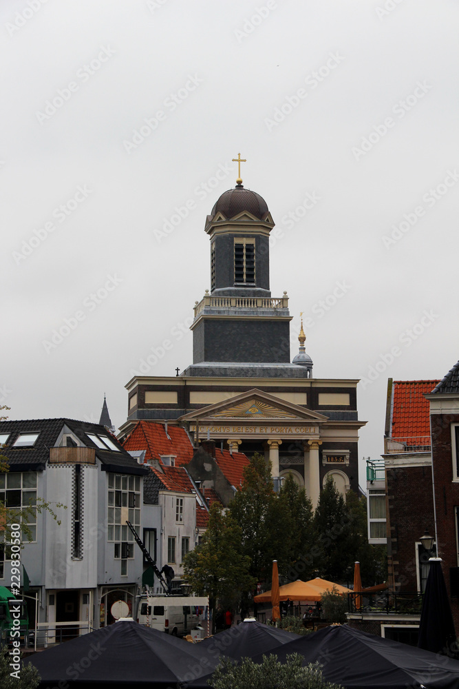 kirchturmspitze in den himmel ragend in leiden süd holland niederlande fotografiert während einer sightseeing tour in leiden süd holland niederlande