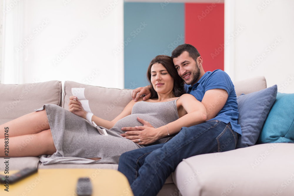 pregnant couple looking baby's ultrasound