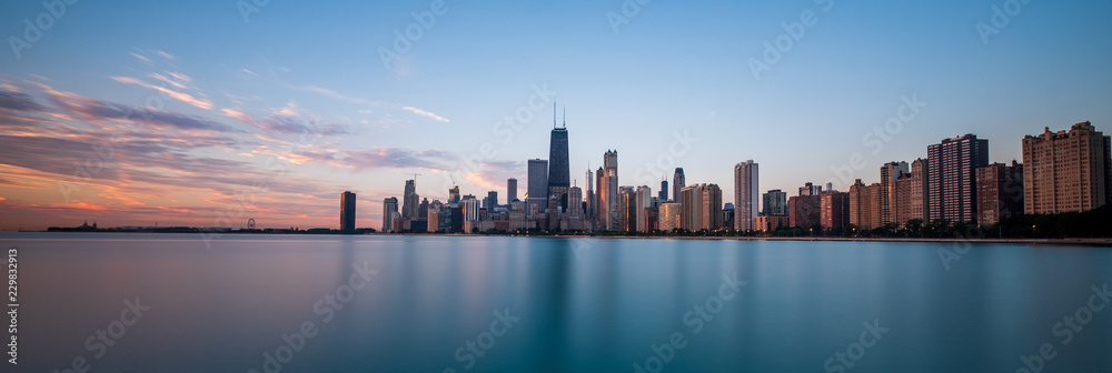 Naklejka premium Pejzaż Chicago o wschodzie słońca