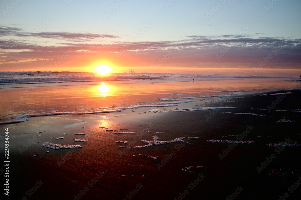 Fototapeta premium vibrants orange beach sunset