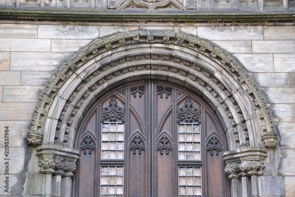 Резная арка над боковым входом собора Святого Джайлса