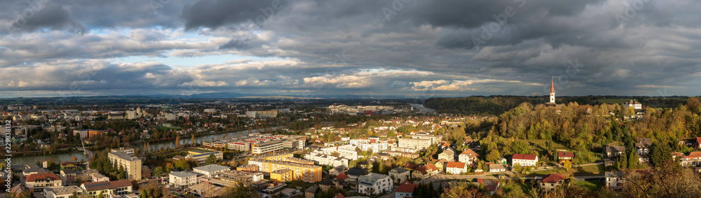 Wels Thalheim Herbst Panorama mit viel Wolken und Sonnenschein
