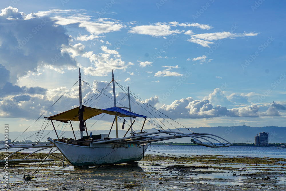 Obraz premium old fishing boat at sunset