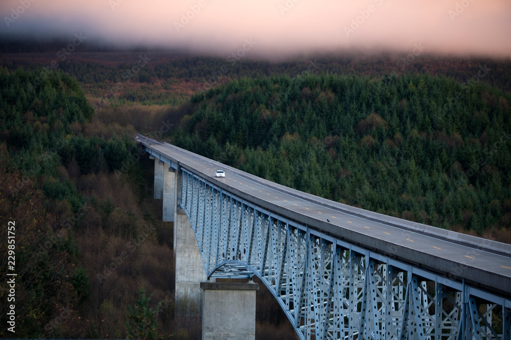 Obraz premium bridge over the river