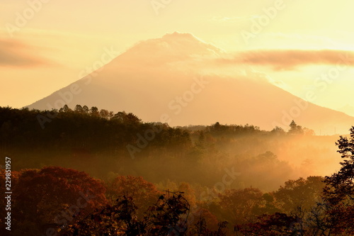 朝霧に包まれる羊蹄山
