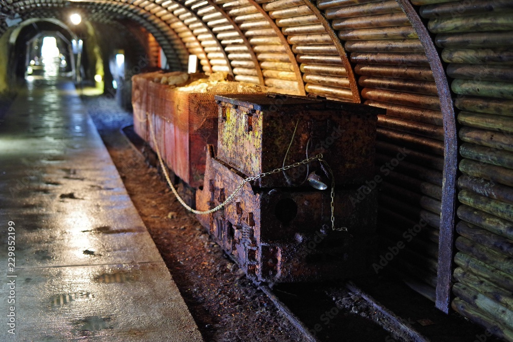 鉱山トンネルの古い鉄道