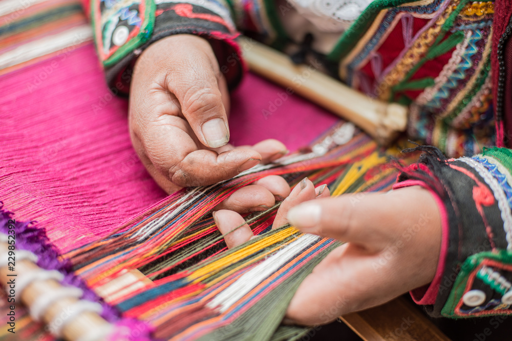 Quechua woman weaving a traditional colorful textile in Cusco city, Perù. - obrazy, fototapety, plakaty 
