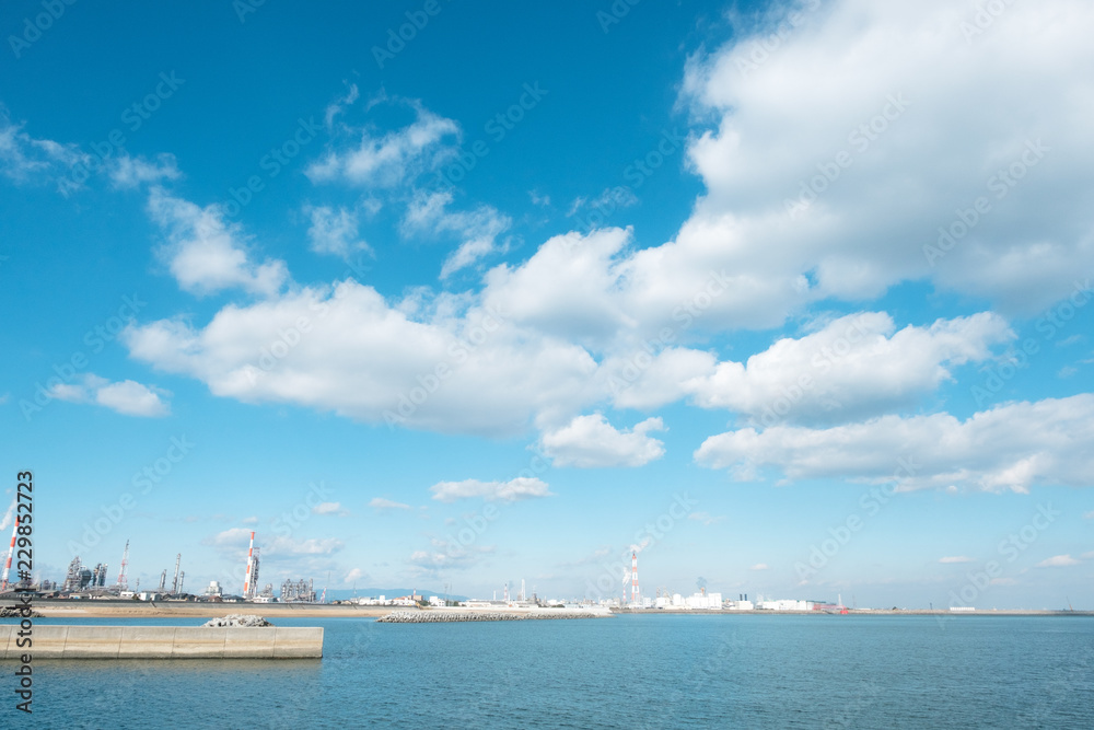 三重県四日市の工場地帯と青空 三重県四日市の工場地帯と青空